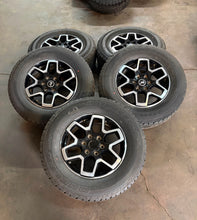 Load image into Gallery viewer, Set of 5 New Takeoff 18" 21-'26 Ford Bronco Wheels on 255/70R18 Bridgestone LT