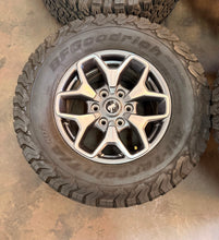 Load image into Gallery viewer, Set of 5 Used '21-'26 Ford Bronco 10387 17" Wheels 10387 285/70R7 BFGoodrich LT