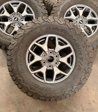 Load image into Gallery viewer, Set of 5 Used '21-'26 Ford Bronco 17" Grey Machined Rims 285/70R17 BFGoodrich LT
