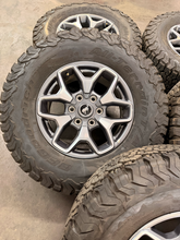 Load image into Gallery viewer, Set of 5 Used '21-'26 Ford Bronco 17" Grey Machined Rims 285/70R17 BFGoodrich LT
