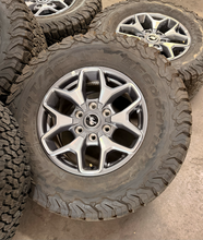 Load image into Gallery viewer, Set of 5 Used '21-'26 Ford Bronco 17" Grey Machined Rims 285/70R17 BFGoodrich LT
