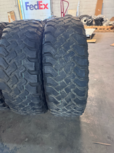 Load image into Gallery viewer, OEM '20-'26 Jeep Gladiator &amp; Wrangler 17" Used Wheels on 285/70R17 Falken M/T LT
