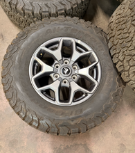 Load image into Gallery viewer, Set of 5 Used '21-'26 Ford Bronco 17" Grey Machined Rims 285/70R17 BFGoodrich LT
