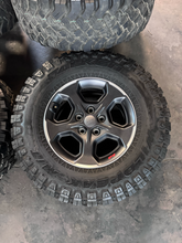 Load image into Gallery viewer, OEM '20-'26 Jeep Gladiator &amp; Wrangler 17" Used Wheels on 285/70R17 Falken M/T LT
