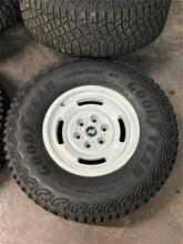Load image into Gallery viewer, Set of 5 Used OEM 17&quot; &#39;21-&#39;25 Ford Bronco White Wheels 315/70R17 Goodyear MT LT
