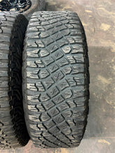 Load image into Gallery viewer, Set of 5 Used OEM 17&quot; &#39;21-&#39;25 Ford Bronco White Wheels 315/70R17 Goodyear MT LT
