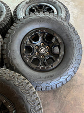 Load image into Gallery viewer, Set of Five Used 17&quot; Gloss Black &#39;21-&#39;25 Ford Bronco OEM Rims 315/70R17 Tires LT
