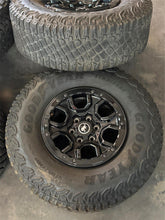 Load image into Gallery viewer, Set of Five Used 17&quot; Gloss Black &#39;21-&#39;25 Ford Bronco OEM Rims 315/70R17 Tires LT
