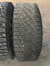 Load image into Gallery viewer, Set of Five Used 17&quot; Gloss Black &#39;21-&#39;25 Ford Bronco OEM Rims 315/70R17 Tires LT
