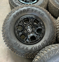 Load image into Gallery viewer, 17&quot; Set of Five Used Black &#39;21-&#39;24 Ford Bronco Rims on 315/70R17 Goodyear MT LT
