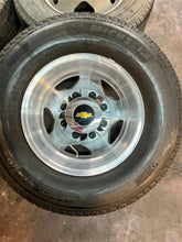 Load image into Gallery viewer, Used Set of 6 &#39;11-&#39;25 Chevrolet 3500 Dually 17&quot; Rims 235/80R17 Michelin Tire LT
