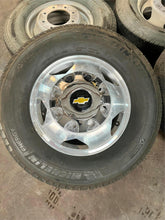 Load image into Gallery viewer, Used Set of 6 &#39;11-&#39;25 Chevrolet 3500 Dually 17&quot; Rims 235/80R17 Michelin Tire LT
