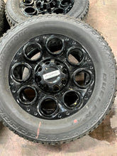 Load image into Gallery viewer, Set of 4 Used OEM 20&quot; &#39;05-&#39;25 Ford F250 F350 Black Rims 275/65R20 Bridgestone LT
