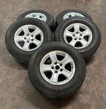 Load image into Gallery viewer, Set of 5 Used OEM 17&quot; Silver &#39;07-&#39;25 Jeep Wrangler Gladiator Wheels 245/75R17 LT
