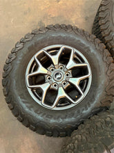 Load image into Gallery viewer, Set of x5 17&quot; &#39;21-&#39;25 Ford Bronco OEM Wheels on 285/70R17 BFGoodrich TAKO2 LT

