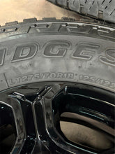 Load image into Gallery viewer, Set of 4 Used OEM &#39;05-&#39;25 Ford F250 F350 Black Rims 275/70R18 Bridgestone AT LT
