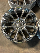 Load image into Gallery viewer, Set of 4 OEM 22x9 '00-'26 Chevrolet Suburban Tahoe Chrome Wheels 84802385 14077
