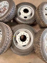 Load image into Gallery viewer, Set of OEM '05-'26 Ford F450 F550 Alcoa 19.5" Wheels 225/70R19.5 Continental G
