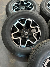 Load image into Gallery viewer, Set of 5 Used 10389 '21-'26 Ford Bronco 18" Black &amp; Milled Wheels 255/70R18 LT
